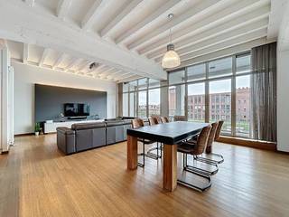 Instapklare, energiezuinige loft op de eerste verdieping, bestaande uit een inkomhal met vestiaire en afzonderlijk toilet, een ruime,...