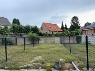 <p><span>Aankoop mogelijk aan 6% btw. Nieuwbouwappartementen in het hart van Halle-Zoersel</span></p><p><span>Ontdek deze stijlvolle nieuwbouwappartementen op een centrale ligging in Halle-Zoersel. Dankzij de nabijheid van winkels, scholen, openbaar vervoer en belangrijke invalswegen geniet u hier van een uitstekende bereikbaarheid en alle voorzieningen binnen handbereik.</span></p><p><span>De appartementen worden ontworpen met oog voor comfort, duurzaamheid en energiezuinig wonen. </span></p><p><span>* Aankoop aan 6% btw mogelijk volgens de geldende wettelijke voorwaarden.</span></p><p><span>* Ondergrondse staanplaatsen </span></p><p><span> </span></p>