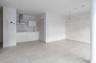 <span><span><strong>Geniet van 6% btw, ook interessant voor investeerders! Informeer naar de voorwaarden.</strong><br /><br />De Bonnefant, Wonen in het midden van de stad en toch omgeven door groen. Een iconisch gebouw op een centrale en culturele locatie waar er ruimte is voor luxe, een onvergetelijke woonervaring of zorgeloos wonen in een assistentiewoning. <br /><br />Tussen de gebouwen van De Bonnefant is een <strong>groene doorsteek</strong> gecreëerd die de Demerstraat rechtstreeks verbindt met het begijnhof. Gezellig vertoeven in één van de twee gemeenschappelijke binnentuinen of liever een barbecue met de buren? Bovendien hebben de terrassen geïntegreerde plantenbakken die zijn uitgerust met een automatisch beregeningssysteem. Een extra groene beleving is verzekerd.<br /><br />Het bestaande RTT-gebouw is volledig gerenoveerd met het behoud van de Hasseltse authenticiteit en verder uitgebreid met energiezuinige nieuwbouw. Parkeren in het centrum is geen evidentie maar toekomstige bewoners van De Bonnefant kunnen parkeren in de ruime ondergrondse parkeerplaats. Je kan ook je fiets kwijt in de fietsenstalling. <br /><br /></span></span>
<p><strong>ASSISTENTIEWONINGEN<br /></strong>Centraal gelegen of rust en persoonlijk comfort? In deze assistentiewoningen hoef je niet te kiezen. 1 of 2 slaapkamers, compact maar alle moderne comfort. Wonen zonder zorgen! Geniet van een uitgebreid pakket aan services en diensten van <strong>erkende zorgpartner</strong> <strong>Begralim</strong>. Zo staat er dag en nacht een <strong>hulpverlener</strong> klaar via een oproepsysteem en kan je een keer per week terecht bij de <strong>woningassistent</strong> voor al je zorgen. Je krijgt bovendien voorrang om te verhuizen naar het Hasseltse woon-en zorgcentrum Sint-Elisabeth. En dit alles voor een<strong> lage vaste dagprijs</strong><strong> van 3€</strong>.</p>
<p><strong>Investeren zonder zorgen</strong></p>
<p>Als investeerder hoef je je geen zorgen te maken over de uitbating van de assistentiewoningen. Die gebeurt door Begralim, een gekende naam in Hasselt. Indien gewenst, neemt Begralim de verhuring voor haar rekening. Later zelf nood aan een assistentiewoning? Dan ben jij natuurlijk verzekerd van een comfortabele assistentiewoning in De Bonnefant.</p>
<p>GENIET NU VAN <strong>6% btw</strong> (onder voorwaarden)</p>
<p>Enkele voordelen op een rijtje:<br />-slechts 12% btw op constructiewaarde (of *6% indien u als koper in aanmerking komt)<br />-vrijgesteld van onroerende voorheffing<br />-onmiddellijk bewoonbaar<br />-verhuur en dienstverlening via Begralim (https://begralim.be/)<br /><br /></p>
<span><strong>ASSISTENTIEWONING A2 AS 02</strong> - verdiep 2<br />- bewoonbare oppervlakte: 63,70 m²<br />- oppervlakte terras: 12,85 m²<br />- leefruimte met open keuken<br />- terras met zicht op de gezellige verkeersvrije Bonnefantensteeg<br />- slaapkamer met ensuite-badkamer<br />- berging<br /><br />Vermelde prijs is exclusief ondergrondse parkeerplaats en exclusief registratie, btw en notariskosten.<br /><br />Alle assistentiewoningen werden intussen volledig afgewerkt en zijn <strong>onmiddellijk bewoonbaar.<br /><br /></strong>Wij ontzorgen je ook voor <strong>de verkoop</strong> van je <strong>huidige woning</strong>! Voor meer uitleg helpen we je graag verder.</span>