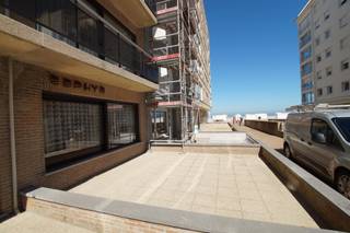 Appartement spacieux et meublé à 50m de la mer avec le format suivant: un grand Living avec une cuisine ouverte, salle de bains avec douche et...