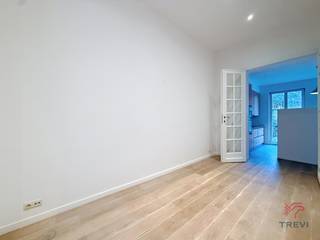 ETTERBEEK, vlakbij het Jubelpark en alle voorzieningen, mooie en ruime duplex met een woonoppervlakte van 136 m². Met terras en parkeerplaats.Gelegen...