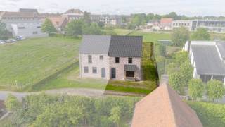 In het pittoreske dorpje Anzegem staat een prachtige woning te koop. Deze woning in hedendaagse pastoriestijl biedt alle moderne gemakken en comfort waar een gezin naar op zoek is. <br /><br />De woning is gelegen in een rustige en groene omgeving, ideaal voor wie op zoek is naar een vredige plek om thuis te komen. Met een ruime tuin en een terras is er voldoende ruimte om te genieten van de buitenlucht en het mooie weer. <br /><br />Binnenin de woning vind je een lichte en ruime leefruimte met een open keuken met aansluitende berging/wasplaats. De grote ramen zorgen voor veel natuurlijk licht en geven een gevoel van ruimte. De keuken is voorzien van alle moderne apparatuur en biedt voldoende ruimte om lekker te koken en te genieten met het gezin.<br /><br />Verder beschikt de woning over drie slaapkamers en een moderne badkamer. De slaapkamers zijn ruim en bieden voldoende opbergruimte. De badkamer is voorzien van een ligbad en/of douche en een dubbele wastafel. <br /><br />De woning is goed geïsoleerd en voorzien van duurzame materialen, wat zorgt voor een laag energieverbruik en lage onderhoudskosten. <br /><br />Kortom, deze woning in Anzegem is de ideale plek voor wie op zoek is naar een moderne en comfortabele gezinswoning in een rustige omgeving.<br /><br />Gepubliceerde prijzen zijn exclusief BTW en kosten.