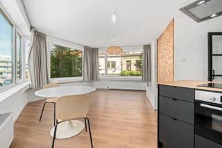 ichtrijk gerenoveerd hoekappartement in een residentiële buurt van Oostende.

<p> </p>

<p>Dit gerenoveerde appartement combineert een aangename woonbeleving met een gunstige ligging nabij openbaar vervoer en belangrijke invalswegen. Dankzij de hoekligging geniet de living van veel natuurlijke lichtinval en een open gevoel. Het appartement beschikt over twee slaapkamers, een praktische indeling en een energiezuinig EPC-label B. Gelegen in een groene en residentiële omgeving vormt dit appartement een interessante keuze voor wie comfortabel wil wonen in Oostende.</p>

<p> </p>

<p>Belangrijkste ruimtes:<br />• Inkomhal met vlotte toegang tot de verschillende ruimtes<br />• Lichtrijke living met aangename leefruimte<br />• Keuken met praktische indeling<br />• Berging voor extra opslagcomfort<br />• Badkamer functioneel ingericht<br />• 2 slaapkamers geschikt als slaap-, kinder- of bureauruimte</p>

<p> </p>

<p>Troeven:<br />• Gerenoveerd hoekappartement met veel lichtinval<br />• Gunstige ligging nabij openbaar vervoer en invalswegen<br />• Energiezuinig appartement met EPC-label B</p>

<p> </p>

<p>Neem vandaag nog contact op voor meer informatie of een bezoek.</p>

<p> </p>

<p>JOUW DROOMAPPARTEMENT. ZO GEVONDEN!</p>