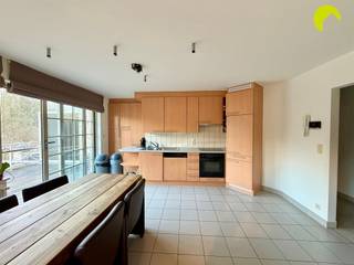 <p><span>In de centraal gelegen Kerkstraat te Rumst vinden we dit ruime appartement gelegen op de eerste verdieping van een klein gebouw met 3 appartementen. </span></p><p><span>Er is geen lift in het gebouw, wel een ruim terras (22 m²) op bankiraï met een prachtig uitzicht op groen én zuid-oriëntatie!</span></p><p><span> </span></p><p><span>Indeling: </span></p><p><span>Via de algemene inkom met traphal komt U binnen in de hall met vestiaire kast en ruime berging.  </span></p><p><span>We betreden de lichte woonruimte met toegang tot het mooie terras  over de volledige breedte van de achtergevel. Er is een open keuken ingericht met kasten en toestellen (oven, keramische kookplaat, dampkap, ijskast met vriesvak en vaatwasser). Tevens is er een ingemaakte kast voorzien die plaats biedt aan een wasmachine en droogkast.</span></p><p><span>Verder is er een verzorgde badkamer ingericht met een ligbad én een aparte douche en een lavabo. Het toilet is apart. </span></p><p><span>Verder bevat het appartement nog 2 slaapkamers (15 m² en 12 m²) op een tegelvloer.</span></p><p><span> </span></p><p><span>Nuttige informatie:</span></p><ul><li><span>Maandelijkse kosten: € 25,- (onderhoud gemene delen, minuterie)</span></li><li><span>Huurwaarborg: 3 maanden</span></li><li><span>Plaatsbeschrijving: € 225</span></li><li><span>Beschikbaar: 15 mei 2026</span></li><li><span>EPC:  108  kWh/m²</span></li></ul><p><span> </span></p><p><span>Boek nu zelf ONLINE uw afspraak in. Surf naar het betreffende eigendom op onze website <span>www.habicom.be</span></span><span> en klik op de roze knop </span><span>'Vraag je bezoek aan'</span><span>. </span></p><p><span>Voor meer info surf naar <span>www.habicom.be</span></span><span>.</span></p><p><span> </span></p><p><span> </span></p>