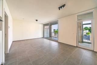 Gelieve steeds te bellen voor een bezoek of meer info: 0485/321.842. <br /><br />In het mooie project 'de Kloostertuin', bevindt zich thv het dorp dit appartement op de eerste verdieping van het nieuw gebouwde deel. De voorkant kijkt uit over het dorp van Zaffelare, de achterkant heeft een mooi zicht op de aangelegde binnentuin van het project. Er zijn slechts 2 appartementen op het verdiep aanwezig en een rechtstreekse lift naar de ondergrondse garage waar de autostaanplaats zich bevindt. Het appartement is professioneel geschilderd, de verlichting is opgehangen en de rails voor gordijnen aan de grote raampartijen, hangen klaar. De leefruimte is ruim en licht en biedt plaats aan een zithoek, eetplaats en de open keuken, er is een aparte berging, badkamer met dubbele lavabo en douche, apart toilet een een grote slaapkamer. Een absolute troef is de aanwezigheid van 2 grote terrassen: er is een terras aan de straatzijde van 13,5m2, waarvan een deel overdekt en afsluitbaar, een 2de terras van 11,3m2 bevindt zich achteraan aan de tuinzijde. De slaapkamer heeft een oppervlakte van 16,5m2 met een duidelijke uitsparing voor een grote kleerkast. Er is een ventilatie D-systeem en de verwarming gebeurt met een warmtepomp waar 2 zonnepanelen van in totaal 870W bijdragen in het verbruik. Perfect instapklaar appartement, ideaal voor iemand alleen of een koppel!