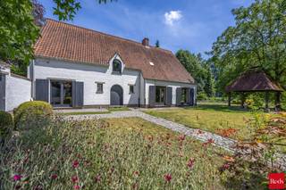 <div>
<div>
<div>
<div>
<p>Verscholen in een oase van rust en omringd door een adembenemend groen decor, bevindt zich deze karaktervolle alleenstaande villa op een uitzonderlijk perceel van maar liefst 2.514 m². Een eigendom met een zeldzame uitstraling en een overvloed aan mogelijkheden, waar ruimte, privacy en natuur naadloos samensmelten.<span></span></p>
<p>De absolute blikvanger van dit eigendom is zonder twijfel de prachtige tuin. Hier geniet u elke dag van een uniek uitzicht op volwassen bomen, een sfeervolle vijver en serres die een droom zijn voor tuinliefhebbers. Dit is een plek waar elk seizoen zijn eigen charme onthult en waar u in alle rust kunt ontspannen, gasten ontvangen of eindeloos genieten van het buitenleven.</p>
<p>Binnen verwelkomt een ruime inkomhal u in een lichtrijke leefruimte, waar grote raampartijen het omliggende groen als het ware naar binnen brengen. De woning ademt karakter en biedt een solide basis om, mits een stijlvolle opfrissing, opnieuw uit te groeien tot een exclusieve thuis die volledig aansluit bij uw persoonlijke woonwensen.</p>
<p>Met vijf volwaardige slaapkamers, twee badkamers – één uitgerust met een douche en één met een ligbad – en een extra zolderverdieping biedt deze woning alle comfort voor een groot gezin of wie royaal wil wonen.</p>
<p>Een extra troef is het vrijstaande bijgebouw, dat zich perfect leent als kantoor aan huis, atelier, hobbyruimte, gastenverblijf of zelfs als onderdeel van een cohousing- of kangoeroewoonconcept.</p>
<p>Verder beschikt dit eigendom over<strong> </strong>twee garages, een ruime oprit met plaats voor meerdere wagens, centrale verwarming op gas en dubbele beglazing.</p>
<p>Met een EPC-label C is er geen renovatieverplichting, waardoor u de woning stap voor stap en volledig op uw eigen tempo kunt moderniseren en afwerken volgens uw eigen smaak en stijl.</p>
<p>Een eigendom als deze is een zeldzame kans: een statige villa op een uitzonderlijk perceel, waar de indrukwekkende tuin, de rust en de ruimte zorgen voor een unieke woonbeleving. Hier woont u niet alleen in een huis, maar in een groene leefomgeving waar elke dag aanvoelt als thuiskomen in uw eigen privépark.</p>
<p>Neem contact op met Vincent op het nummer 0475 21 00 86 of via Vincent@reds.be voor een bezoek ter plaatse.</p>
</div>
</div>
</div>
</div>