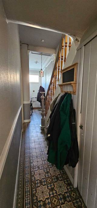 <p><span>Klassieke herenwoning op toplocatie in Zurenborg</span></p><p><span>Bent u op zoek naar een ruime en karaktervolle woning op een gegeerde locatie? Dan is deze klassieke herenwoning, gelegen op wandelafstand van de Dageraadplaats in Zurenborg, zeker een bezoek waard.</span></p><p><span>De woning heeft een bewoonbare oppervlakte van maar liefst 189 m² en is geschikt als eengezinswoning of voor cohousing.</span></p><p><span>Op het gelijkvloers beschikt de woning over een ruime inkomhal, een salon/living, een praktische berging/wasplaats, een badkamer en een aangename buitenruimte.</span></p><p><span>Op de tussenverdieping bevindt zich een volledig uitgeruste keuken.</span></p><p><span>De eerste verdieping is momenteel ingericht als salon/bureau met een slaaphoek.</span></p><p><span>Op de tweede verdieping bevinden zich nog twee ruime slaapkamers.</span></p><p><span>De woning combineert karaktervolle elementen met hedendaags comfort. Zo zijn de vensters voorzien van hoogrendementsbeglazing.</span></p><h3><span>Ligging</span></h3><p><span>De woning bevindt zich op een toplocatie in Zurenborg, op wandelafstand van de gezellige Dageraadplaats. Dankzij de centrale ligging zijn winkels, horeca, openbaar vervoer en belangrijke invalswegen vlot bereikbaar. Ook het centrum van Antwerpen is gemakkelijk bereikbaar.</span></p><h3><span>Troeven</span></h3><ul><li><span>Klassieke en karaktervolle herenwoning</span></li><li><span>Toplocatie in Zurenborg</span></li><li><span>Op wandelafstand van de Dageraadplaats</span></li><li><span>Bewoonbare oppervlakte van 189 m²</span></li><li><span>Geschikt als eengezinswoning of voor cohousing</span></li><li><span>2 ruime slaapkamers</span></li><li><span>Volledig uitgeruste keuken</span></li><li><span>Badkamer</span></li><li><span>Berging/wasplaats</span></li><li><span>Aangename buitenruimte</span></li><li><span>Salon/living</span></li><li><span>Salon/bureau met slaaphoek</span></li><li><span>Hoogrendementsbeglazing</span></li></ul><p><span>S</span></p><p><span>Interesse? Contacteer Vastgoed 4YOU voor meer informatie of een bezoek ter plaatse.</span></p>