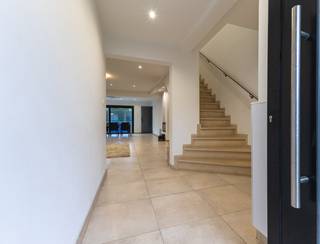 Immo Pické biedt U deze gunstig en rustig gelegen villa aan gelegen in de onmiddellijke omgeving van scholen, winkels, openbaar vervoer en de belangrijkste verbindingswegen. Deze villa bestaat uit een inkomhal met gastentoilet, een zeer ruime woonkamer met eetkamer, een volledige uitgeruste keuken, een wasplaats en een garage. Op de eerste verdieping vinden we een nachthal, 4 ruime slaapkamers (1 masterbedroom met en suite dressing en badkamer) en een tweede dochekamer. Aanwezigheid van een stockagezolder. Voor de woning vinden we nog 2 open autostaanplaatsen en achter de woning vinden we een ruim terras en leuke tuin.<br />Bijkomende informatie: elektrische installatie conform, rookmelders en waterverzachter aanwezig, regenwaterput, renovatie in 2019, vernieuwde aluminium ramen en verwarming (2019).