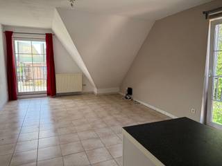 <p>Bel 0486 63 14 65. Dit gezellige dakappartement is gelegen op wandelafstand van het centrum van Nijlen, vlakbij winkels en openbaar vervoer. Het beschikt over een inkomhal met inbouwkast, een badkamer met douche en toilet, een kleine berging, een leefruimte met open keuken, een slaapkamer en een zeer ruim terras. Onmiddellijk beschikbaar! </p>