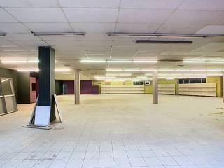 <p>Dit ruim handelspand in Aarschot biedt een uitstekende opportuniteit voor ondernemers die op zoek zijn naar een commerciële ruimte met veel potentieel, een praktische indeling en een centrale ligging dichtbij het centrum. Dankzij de openbare parkeerplaatsen vlak voor het pand genieten klanten en bezoekers van een vlotte bereikbaarheid, wat een belangrijke troef vormt voor uiteenlopende handelsactiviteiten.</p><p>Bij het betreden van het pand valt meteen de ruime handelsruimte op, die flexibel kan worden ingericht volgens de behoeften van jouw zaak. Of je nu een winkel, kantoor, praktijkruimte of showroom wenst uit te bouwen, dit handelspand biedt verschillende mogelijkheden om jouw concept professioneel uit te werken. De open structuur laat toe om de inrichting volledig af te stemmen op de activiteit.</p><p>Aansluitend bevindt zich een grote garage- en magazijnruimte die extra comfort en praktische opslagmogelijkheden biedt. Deze ruimte is ideaal voor stockageruimte, leveringen, werkmateriaal of het stallen van voertuigen. De combinatie van commerciële ruimte en magazijn maakt dit pand bijzonder interessant voor zelfstandigen en ondernemingen die nood hebben aan extra functionaliteit op één locatie.</p><p>De eigenaar staat open voor overleg rond eventuele opfrissingswerken of aanpassingen aan het pand. Hierdoor krijg je als toekomstige huurder de mogelijkheid om mee na te denken over de inrichting en uitstraling van de ruimte. Ook de huurvoorwaarden zijn bespreekbaar afhankelijk van de gewenste werken en invulling.</p><p>De ligging dichtbij het centrum van Aarschot zorgt voor een goede visibiliteit en een vlotte verbinding met omliggende gemeenten. Winkels, horecazaken en andere voorzieningen bevinden zich in de nabije omgeving, wat bijdraagt aan een levendige commerciële omgeving.</p><p>Ben je op zoek naar een ruim handelspand met magazijnruimte, parkeermogelijkheden en flexibele mogelijkheden in Aarschot, dan is dit pand zeker een bezoek waard.</p>