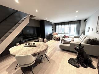 Schitterend vernieuwde woning met grote zonnige tuin en dit uiterst rustig gelegen in het 'Oude Knokke' op wandelafstand van het centrum, de Zeedijk en het strand. Deze gezellige woning werd recent volledig vernieuwd en omvat een grote inkomhal, toilet, living met zithoek, leefkeuken met keukeneiland, eetplaats en wasplaats, zonneterras en mooie tuin. Op de verdieping zijn er 3 slaapkamers, dressing en badkamer met ligbad en inloopdouche. Mooi aanbod!