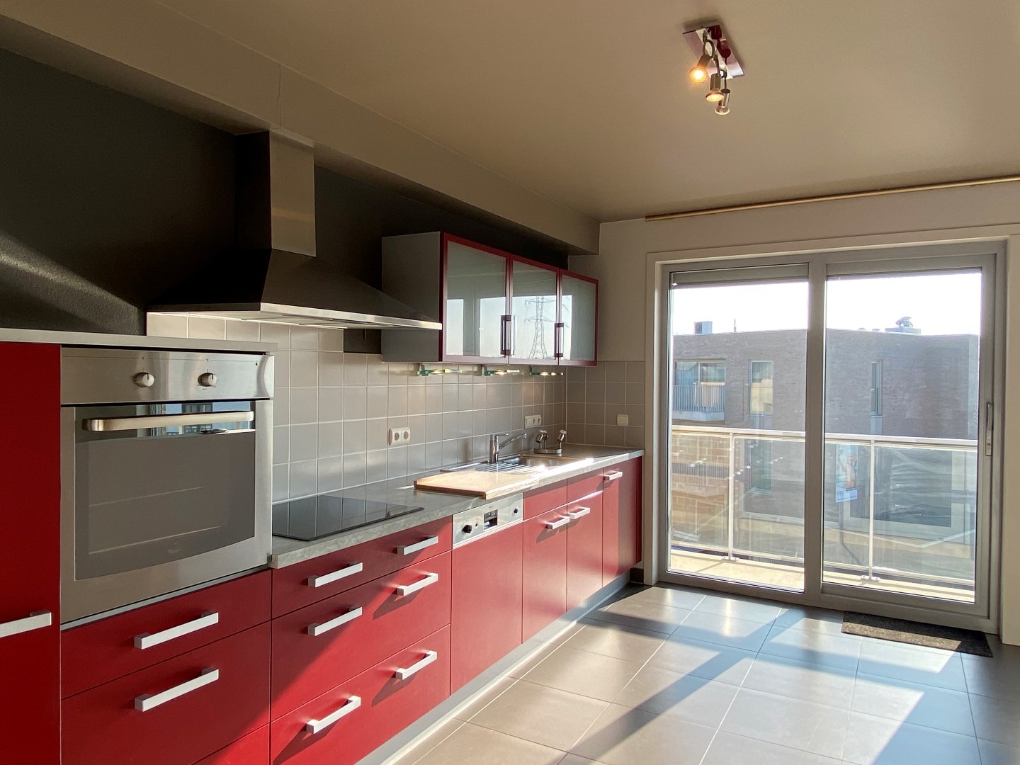INSTAPKLAAR APPARTEMENT MET 2 SLPKS + STAANPLAATS EN KELDERBERGING - foto 4