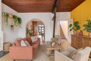 DISCOVERY DAY: sam. 07/02 de 10h à 12hSoyez les premiers à découvrir cette propriété ! Attention, uniquement sur rendez-vous !www.sint-pietersaalststraat65.beEn bordure du prestigieux quartier Million, nous vous proposons cette belle propriété avec belle façade, composée de 2 appartements. La propriété se compose d'un appartement d'une chambre au rez-de-chaussée et d'un appartement en duplex au 1er étage. Les appartements disposent d'un accès au jardin, d'une cave et de compteurs individuels. Les deux entités sont considérées comme autorisées par la ville de Gand.L'appartement du rez-de-chaussée app. (83m²) : grand espace de vie avec cuisine attenante à rénover, chambres arrière, toilettes, buanderie et salle de bain avec douche. Actuellement loué. Label EPC B (190 kWh/m²an). Électricité conforme.Le duplex app. (168m²) : Rez-de-chaussée avec espace de vie à l'avant avec de grandes fenêtres impressionnantes, laissant entrer beaucoup de lumière du soleil. Ensuite, il y a le coin salon avec la cuisine à rafraîchir. Cet étage abrite également la salle de bains avec baignoire, lavabo et toilettes. L'étage supérieur comprend deux grandes chambres et des toilettes supplémentaires. Actuellement en pleine propriété. Label EPC B (198 kWh/m²an). Conforme aux normes d'électricité.L'emplacement privilégié de la propriété se traduit, entre autres, par un accès facile à la gare St Peter's (650m) et à l'arrêt de tram vers le centre ville (100m).Il s'agit d'une propriété idéale pour ceux qui souhaitent y apporter leur propre style, ou pour un investissement à fort potentiel locatif.