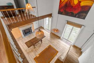 Op een uitzonderlijke locatie, op enkele minuten wandelen van het strand, verschuilt zich deze stijlvolle villa in een oase van groen en rust. Een eigendom waar ruimte, comfort en charme perfect samenkomen.<br /><br />De statige oprit verwelkomt u op dit prachtig perceel van 1.350 m² en zet meteen de toon. Binnenin wordt u ontvangen in een royale inkomhal met open trap, die leidt naar een lichtrijke leefruimte met warme uitstraling en gezellige haard. De grote glaspartijen creëren een naadloze verbinding met de zonnige tuin en laten het daglicht rijkelijk binnenstromen.<br /><br />De eetruimte sluit harmonieus aan en vormt samen met de aparte, volledig uitgeruste keuken het hart van de woning — ideaal voor wie houdt van tafelen en genieten. Op het gelijkvloers vindt u daarnaast een multifunctionele kamer die perfect dienst kan doen als bureau, speelkamer of extra slaapkamer. Een gastentoilet en technische ruimte vervolledigen dit niveau.<br /><br />Boven wachten vier volwaardige slaapkamers, een stijlvolle badkamer, een afzonderlijke douchekamer en een apart toilet. De indeling biedt optimaal comfort voor een gezin of voor wie graag gasten ontvangt. Extra bergruimte is voorzien op de zolder.<br /><br />Ook buiten ontbreekt het aan niets: een praktische tuinberging en een carport voor twee wagens zorgen voor extra comfort. De volledig omheinde tuin garandeert maximale privacy en vormt een ideale plek om in alle sereniteit te ontspannen.<br /><br />Deze eigendom biedt niet alleen een unieke ligging vlak bij zee, maar ook energiezuinig wonen dankzij zonnepanelen en een gunstig EPC B-label. De volledige kruipkelder verhoogt het praktische comfort.<br /><br />Een instapklare villa waar levenskwaliteit centraal staat — een zeldzame kans op een toplocatie aan de kust.<br /><br />