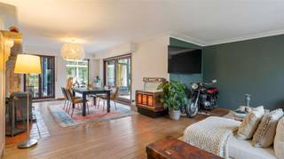 Deze ruime en stijlvolle vrijstaande villa biedt een unieke combinatie van comfort, ruimte en privacy op een toplocatie in Brasschaat. De...
