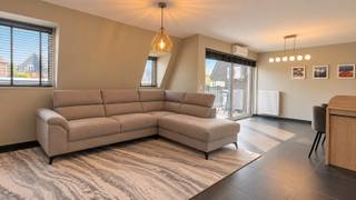 Op zoek naar een aangenaam appartement (Bj.2015) op een centrale ligging? Dit ruime éénslaapkamer -appartement op de tweede verdieping combineert een lichtrijk interieur met een mooi open zicht en een vlotte bereikbaarheid.<br />De leefruimte geniet van veel natuurlijke lichtinval en sluit aan op de open, volledig ingerichte keuken, voorzien van koelkast, vaatwasser, oven, elektrische kookplaat, dampkap en voldoende kastruimte.<br />Vanuit het appartement heeft u toegang tot het terras met aangenaam uitzicht.<br />Verder beschikt het appartement over een zeer ruime slaapkamer, een badkamer met bad/douche, lavabo, een praktische berging, een afzonderlijk toilet en een ruime inkomhal.<br />Ook technisch heeft het appartement enkele mooie troeven: dubbele beglazing, een conform gekeurde elektrische installatie, cv op gas met radiatoren en beperkte gemeenschappelijke kosten. Bovendien is er een afzonderlijke garage in een andere straat en een lift aanwezig in het gebouw.<br />De ligging is bijzonder praktisch: rustig gelegen en toch vlak bij het centrum van Lendelede. Winkels, openbaar vervoer en andere dagelijkse voorzieningen bevinden zich op wandelafstand, terwijl ook de omliggende gemeenten vlot bereikbaar zijn..<br />Interesse? Neem gerust contact op met maggie@vastgoednorman.be.