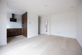 Bent u op zoek naar een appartement met 1 slaapkamer in het centrum van Brasschaat? Dan leest u best even verder. Dit dakappartement (zonder lift) werd recent bijgebouwd op de derde verdieping van een kleinschalig gebouw op de Bredabaan en werd hoogwaardig afgewerkt. Deze afwerking zit in zijn laatste fase en dan is enkel nog verhuizen de boodschap!<br />Indeling: aan de voorzijde is er de slaapkamer met ingemaakte dressingkast. Aansluitend de badkamer met inloopdouche en wastafel dubbel in meubel. Vervolgens hebben we de gezellige woonkamer met ingemaakte kast en een apart toilet. Tenslotte is er nog de kwaliteitsvolle ingerichte keuken. Het terras van bijna 20m² geeft de mogelijkheid om heerlijk te vertoeven in de avondzon.<br />Troeven:<br />- nieuw gebouwd<br />- hoogwaardige afwerking<br />- alles conform<br />- ventilatiesysteem aanwezig<br />- gunstige ligging nabij het centrum van Brasschaat<br />Lijkt dit appartement iets voor u? Neem dan snel contact op met ons kantoor op 03 360 85 30!