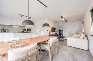 Welkom in deze prachtige halfopen bebouwing in een rustige woonwijk te Aartselaar. Gebouwd in 2019, straalt deze woning moderne elegantie uit en...