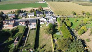 <h3><span>Ruime en instapklare gezinswoning op prachtig perceel van 14a39ca in Borgloon</span></h3><p><span>Op zoek naar een ruime gezinswoning waar comfort, rust en groen samenkomen?</span><span> <br />Dan is deze charmante woning in Tongeren-Borgloon absoluut het ontdekken waard. <br />Gelegen op een royaal perceel van </span><span>14a39ca</span><span> geniet u hier van een bijzonder gevoel van ruimte <br />en privacy, terwijl de woning zelf met haar </span><span>ca. 200 m² bewoonbare oppervlakte</span><span> alle ruimte<br />biedt voor het hele gezin.</span></p><p><span>Bij aankomst valt meteen de verzorgde uitstraling van de woning op. De witte bakstenen gevel, <br />grote raampartijen en groene omgeving zorgen voor een tijdloze en uitnodigende eerste indruk.<br />De woning heeft een tijdloze strakke landelijke uitstraling.</span></p><p><span>Binnenin wordt u verwelkomd door een </span><span>lichtrijke inkomhal</span><span> die toegang biedt tot de verschillende<br />leefruimtes. De woning beschikt over </span><span>drie slaapkamers</span><span>, waardoor er naast voldoende slaapruimte <br />ook mogelijkheden zijn voor een bureau, hobbykamer of dressing.</span></p><p><span>De leefruimte vormt het hart van de woning. Dankzij de aangename lichtinval en de open verbinding <br />tussen de verschillende vertrekken ontstaat een bijzonder gezellige en uitnodigende woonomgeving. <br />De grote glaspartijen zorgen bovendien voor een mooie connectie met de tuin en het terras.</span></p><p><span>De </span><span>keuken werd recent vernieuwd</span><span> en beschikt over een prachtig granieten werkblad en nieuwe <br />toestellen. Een praktische ruimte die perfect aansluit bij de eet- en leefruimte en waar gezellig samen <br />koken en tafelen centraal staat.</span></p><p><span>Ook de slaapkamers zijn ruim en aangenaam ingericht. Eén van de slaapkamers beschikt bovendien<br />over een </span><span>praktische dressing/walk-in closet</span><span>, wat zorgt voor extra comfort en opbergruimte.</span></p><p><span>De badkamer is uitgerust met een douche en wastafelmeubel en biedt alles wat nodig is <br />voor het dagelijkse comfort. </span></p><p><span>Een absolute meerwaarde is de </span><span>veranda aan de achterzijde van de woning</span><span>. Dankzij de houten<br />structuur en het zicht op de tuin vormt deze ruimte een heerlijke plek om te genieten van het groen,<br />ongeacht het seizoen. </span></p><p><span>Ook buiten heeft deze woning heel wat te bieden. Het ruime perceel van </span><span>14a39ca</span><span> beschikt over <br />een grote, verzorgde tuin met uitgestrekt gazon, een ruim terras en voldoende speel- en <br />ontspanningsmogelijkheden. <br />De aanwezige bomen en hagen zorgen bovendien voor de nodige privacy en creëren een aangename,<br />groene woonomgeving.</span></p><p><span>Naast de woning bevindt zich een </span><span>praktische garage</span><span>, ideaal voor het stallen van uw wagen en fietsen<br />of als extra bergruimte. Op het dak van de garage werden </span><span>10 zonnepanelen</span><span> geplaatst.</span></p><h3><span>Recente vernieuwingen</span></h3><p><span>De woning werd de voorbije jaren op verschillende punten verder gemoderniseerd:</span></p><ul><li><span>Nieuwe ramen (2025)</span></li><li><span>Nieuwe voordeur (2025)</span></li><li><span>Nieuwe binnendeuren (2024)</span></li><li><span>Nieuw granieten keukenblad en nieuwe keukentoestellen (2025)</span></li><li><span>Dak en vloer veranda (2023)</span></li><li><span>Nieuwe terrasvloer (2022)</span></li><li><span>Nieuwe cv-ketel (2022)</span></li><li><span>10 zonnepanelen (2022)</span></li><li><span>Badkamer (2022)</span></li></ul><p><span>Een ruime gezinswoning op een uitzonderlijk mooi perceel, met veel privacy, een groene <br />omgeving én tal van recente vernieuwingen.</span><span> Een woning met karakter en mogelijkheden, <br />waar u jarenlang comfortabel kunt wonen.</span></p><p><span>Bent u op zoek naar ruimte, rust en groen, maar wilt u tegelijk genieten van een woning die reeds <br />heel wat belangrijke vernieuwingen onderging? Dan is een bezoek zeker de moeite waard.</span></p><p><span>Contacteer ons vandaag nog voor meer informatie of een bezoek ter plaatse.</span></p>
