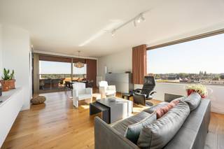 <div><strong>Stijlvol 2-slaapkamerappartement met ruim terras op de gegeerde Turnova-site. EPC A, EK conform!</strong></div>
<p><strong>Omgeving: </strong>Op de prestigieuze Turnova-site, in het bruisende hart van Turnhout. Dankzij de centrale ligging bevinden winkels, horeca, openbaar vervoer en tal van andere voorzieningen zich op wandelafstand. De combinatie van een levendige stadsomgeving, moderne architectuur en de aangenaam aangelegde gemeenschappelijke binnentuin maakt van deze locatie een bijzonder gegeerde woonplek.</p>
<p><strong>Indeling: </strong>Hal, woonkamer, eetkamer, keuken, 2 slpks, badk, waspl, toilet, terras. Kelderberging, fietsenberging met lift.</p>
<p><strong>Omschrijving:</strong> De ruime leefruimte op parket vormt samen met de volledig uitgeruste open keuken het hart van het appartement. Grote raampartijen zorgen voor een overvloed aan licht en creëren een gevoel van ruimte. De kwalitatieve afwerking en warme materialen geven het geheel een stijlvolle uitstraling. Vanuit zowel de leefruimte als de keuken heeft u rechtstreeks toegang tot het ruime terras, waar u kunt genieten van een prachtig uitzicht over Turnhout en de omliggende omgeving. Dankzij de zuid-oost oriëntatie vormt dit terras een heerlijke verlenging van de woonruimte.</p>
<p>Via de nachthal bereikt u de twee volwaardige slaapkamers. De master bedroom beschikt over een praktische ensuite dressing. De tweede slaapkamer leent zich perfect als logeerkamer of thuiskantoor.</p>
<p>Verder beschikt het appartement over een moderne badkamer voorzien van een ruime inloopdouche en stijlvol badkamermeubel, een afzonderlijk gastentoilet en een praktische was- en bergruimte. In de inkomhal zorgen ingemaakte kasten voor extra opbergmogelijkheden.</p>
<p>Daarnaast hoort bij het appartement een ruime privatieve kelderberging. Ook is er een ondergrondse fietsenberging, vlot bereikbaar via een afzonderlijke fietsenlift.</p>
<p>Voor wie nog meer comfort wenst, bestaat de mogelijkheid om een autostaanplaats aan te kopen in de ondergrondse parkeergarage.</p>
<p><strong>Troeven:<br /></strong>- Toplocatie in het centrum van Turnhout<br />- Aangenaam terras met open uitzicht<br />- Moderne en hoogwaardige afwerking<br />- Ruime privatieve berging<br />- Ondergrondse fietsenberging met fietsenlift<br />- Mogelijkheid tot aankoop van een ondergrondse autostaanplaats<br /><br /></p>
<div>Een unieke kans voor wie op zoek is naar een instapklaar appartement waar ruimte, licht, comfort en een topligging perfect samenkomen!<br /><br /><strong>Bijzondere informatieplicht:</strong> in aanvraag.</div>
<p></p>