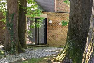 In de prestigieuze, residentiële wijk Henegauwberg in Hasselt bevindt zich deze uitzonderlijke architectenwoning met een bewoonbare oppervlakte van maar liefst 313 m² (bron epc). Een zeldzame eigendom waar architectuur, ruimte en discretie samenkomen op het hoogste niveau.<br /><br />De woning werd architecturaal clean en asymmetrisch opgebouwd, met een sterke vormentaal die meteen indruk maakt. Het volledige concept is minutieus doordacht, zowel esthetisch als functioneel. Ontworpen in de typische seventies stijl, combineert deze eigendom verfijnd zichtbeton, uitgesproken raamvlakken en markante schuin aflopende dakpartijen tot een krachtig en tijdloos geheel.<br /><br />Binnenin ervaart u een bijzonder gevoel van ruimte en licht. De kamers zijn ruim, luchtig en uitzonderlijk aangenaam, met gestretchte perspectieven en overvloedig binnenstromend daglicht. De verschillende niveauverschillen zorgen voor een speels maar logisch ruimtelijk verloop, waarbij elke zone een eigen identiteit krijgt — verstandig ingedeeld en tegelijk warm en gezellig.<br /><br />De centraal gelegen keuken vormt het hart van de woning en staat in directe verbinding met de leefruimtes en zichten op het groen. Mooie, authentieke materialen versterken het architecturale karakter. Typische seventies-elementen, zoals de karaktervolle trap, geïntegreerde functionaliteit in de vormgeving, slimme opbergoplossingen en cosy hoeken, geven het geheel een unieke signatuur.<br /><br />Gelegen op een magnifiek groen hoekperceel van 1.768 m², volledig omgeven door volwassen beplanting, geniet u hier van maximale privacy en rust. De woning werd ideaal ingeplant op het terrein, met optimale lichtinval en open zichten als vanzelfsprekend resultaat.<br /><br />De woning omvat onder meer:<br />4 volwaardige slaapkamers<br />Royale leef- en eetruimtes met indrukwekkende plafondhoogtes<br />Centraal gepositioneerde leef keuken<br />Meerdere badkamers<br />Diverse geïntegreerde bergruimtes<br />Dubbele inpandige garage<br />Goed EPC<br /><br />Discreet natuurlijk aangelegde tuin met uitzonderlijke privacy<br /><br />Deze eigendom is meer dan een woning — het is een doordacht architecturaal totaalconcept, waar vorm, functie en woonbeleving naadloos samenvloeien op een van de meest gegeerde locaties van Hasselt