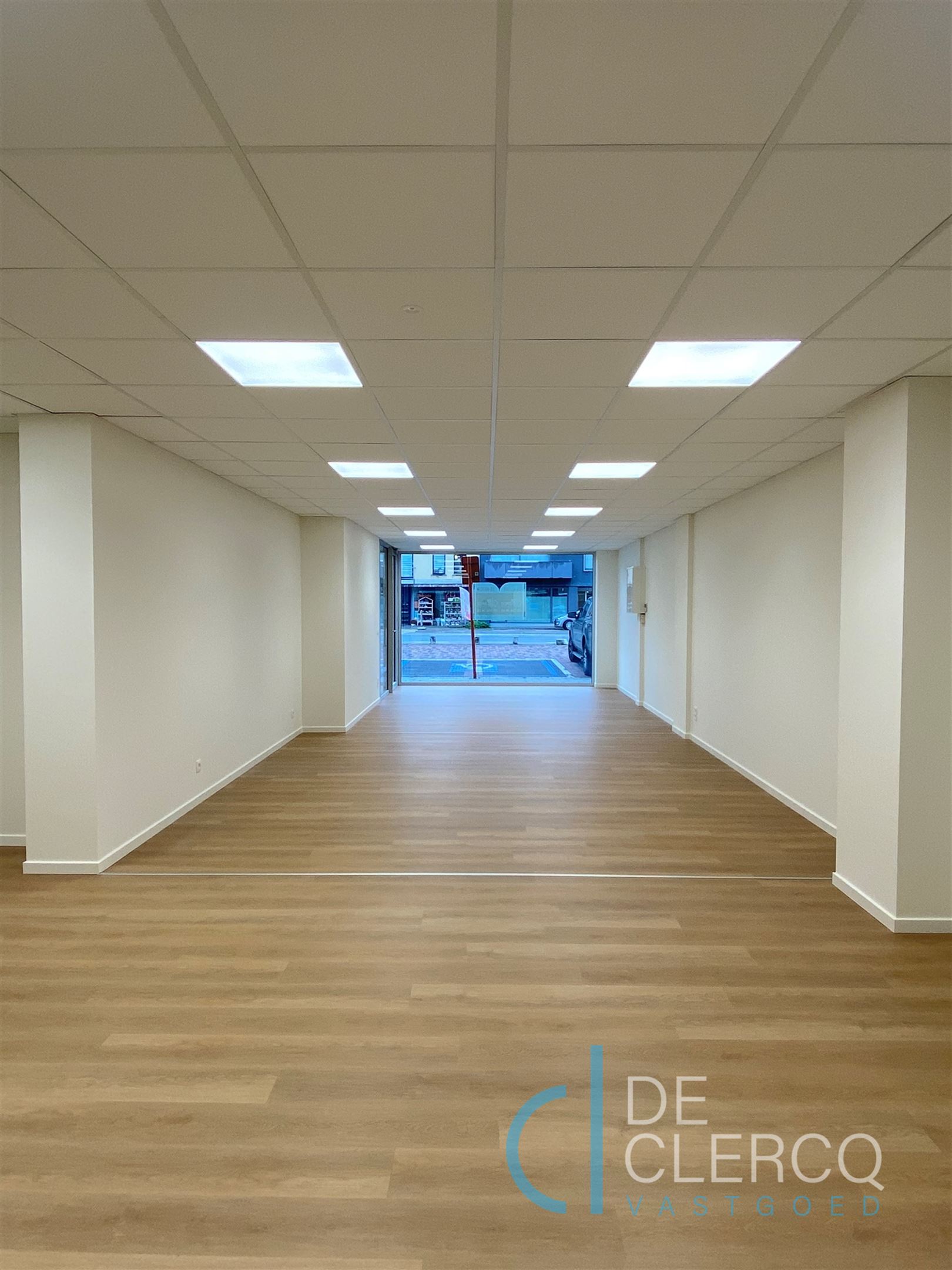 Nieuw, ruim kantoor met parking te huur centrum Lochristi! - foto 2