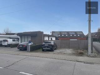 Deze eigendom is ideaal voor wie wonen en werk of hobby wil combineren.Naast de praktische bungalow bevindt zich namelijk een bijgebouw van 180m² en...