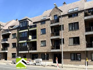 Dit mooi appartement is gelegen op de tweede verdieping, waarbij je een prachtig uitzicht hebt op de middeleeuwse Wallen aan de overzijde.Dit...