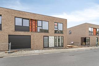 In de Dorpsstraat te Gistel (Snaaskerke) worden binnenkort vier halfopen en energiezuinige gezinswoningen gebouwd in een moderne en tijdloze bouwstijl. <br /><br />De woningen worden standaard uitgerust met energiezuinige technieken (<strong>vloerverwarming, warmtepomp, ventilatie D-systeem</strong>) en zijn voorzien van <strong>4 volwaardige slaapkamers</strong>, waarbij de beschikbare oppervlaktes optimaal worden benut.<br />De <strong>zuidgerichte tuinen</strong> en <strong>parkeermogelijkheden op eigen terrein</strong> (carportzone of garage) zorgen voor de ideale gezinswoning op een rustig locatie.<br /><br />De woningen hebben een indeling als volgt:<br /><br /><u><strong>Gelijkvloers:</strong></u><br />- Inkomhal met vestiaire ruimte en afzonderlijk toilet<br />- Ruime en lichtrijke eet- en leefruimte<br />- Een volledig uitgeruste keuken<br />- Een ruime berging<br /><br /><u><strong>1ste verdieping:</strong></u><br />- Ruime nachthal<br />- Lichtrijke badkamer<br />- afzonderlijk toilet<br />- 4 slaapkamers<br /><br />Bij lot 1,2 en 3 kunnen er afzonderlijke garageboxen aangekocht worden, bij lot 4 is er reeds een garagebox voorzien in de prijs. <br /><br />Aarzel niet en contacteer ons voor meer informatie!<br />