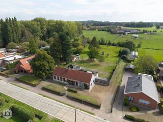 Op een absolute toplocatie in Putte verrijst deze charmante, instapklare hoeve op een adembenemend zuidgericht perceel van maar liefst 72a 04ca. Een uniek eigendom dat authenticiteit, ruimte en rust naadloos combineert. Dankzij de slimme indeling biedt de woning 3 tot 4 slaapkamers én de perfecte indeling voor kangoeroewonen. Hier woont u volledig omgeven door het groen, terwijl scholen, winkels, openbaar vervoer en belangrijke invalswegen vlakbij liggen.<br /><br />De royale inkomhal verwelkomt u warm en leidt naar de eerste wooneenheid. De lichtrijke leefruimte heeft grote raampartijen die een prachtig panoramisch zicht bieden op de tuin en de omliggende natuur. Er is ruimschoots plaats voor een sfeervolle zithoek en een elegante eetruimte. Aansluitend bevindt zich de volledig uitgeruste keuken, voorzien van al het hedendaagse comfort en hoogwaardige toestellen.<br />Via de praktische gang bereikt u de berging/wasplaats, een gastentoilet, een veelzijdige bureauruimte (eveneens te benutten als extra slaapkamer) en een stijlvolle badkamer met inloopdouche, dubbel wastafelmeubel en toilet. De nachthal op de bovenverdieping geeft toegang tot twee volwaardige slaapkamers en een royale, afzonderlijke dressing.<br /><br />De tweede wooneenheid heeft eveneens een eigen inkomhal en een gezellige leefruimte met plaats voor een zithoek en eethoek. Aansluitend bevindt zich de tweede keuken met praktische voorraadberging en een aanpalende veranda met zicht op de tuin. Op het tussenverdiep vindt u de badkamer met ligbad, wastafel en toilet. De bovenverdieping beschikt over een slaapkamer en een extra zolderruimte.<br /><br />Het prachtig aangelegde zuidgerichte perceel vormt een echte oase van rust en privacy. Een terras, een bijgebouw en een garage maken het geheel compleet. Of u nu droomt van het houden van dieren, een riante siertuin of simpelweg ultiem buitenleven: dit perceel biedt het allemaal.<br /><br />Dit is een uitstekende opportuniteit als u op zoek bent naar een charmante, instapklare kangoeroehoeve gelegen op een uniek perceel van 72a04ca. Contacteer ons voor meer informatie op 0479 47 09 61 of via info@boonstravastgoed.be<br /><br />Bijzonderheden:<br />- 3 tot 4 slaapkamers<br />- Riant perceel van 72a04ca<br />- Kangoeroewonen mogelijk <br />- Bijgebouw, terras en zuidgerichte tuin