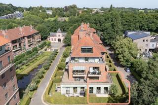 In de gegeerde Residentie Keizershof, een rustige en groene parkresidentie net binnen de Leuvense stadsring, bevindt zich dit uitzonderlijk ruime gelijkvloerse hoekappartement met twee slaapkamers en een privatieve tuin rondom. Hier woon je in alle rust, omringd door groen, terwijl het historische centrum van Leuven en UZ Gasthuisberg zich op wandel- en fietsafstand bevinden.<br /><br />Dankzij de unieke hoekligging geniet het appartement van een overvloed aan natuurlijk licht via de grote raampartijen aan twee zijden. De leefruimte baadt de hele dag in het zonlicht en sluit naadloos aan op de verschillende terrassen en de uitzonderlijk ruime privatieve tuin, die het appartement volledig omringt. Een zeldzame combinatie van ruimte, privacy en groen op deze centrale locatie.<br /><br />Via de inkomhal bereik je een apart gastentoilet, gevolgd door de royale leefruimte met uitzicht op het omliggende groen. De volledig uitgeruste keuken beschikt over een praktische aansluitende berging/wasplaats.<br /><br />Beide slaapkamers zijn ruim en beschikken elk over een eigen ensuite badkamer, wat zorgt voor een bijzonder comfortabel woonconcept en extra privacy.<br /><br />Een ondergrondse autostaanplaats is inbegrepen in de verkoopprijs. Daarnaast kunnen bewoners gebruikmaken van het prachtig aangelegde gemeenschappelijke park, een groene oase die een unieke woonkwaliteit biedt aan de rand van de Leuvense binnenstad.<br /><br />Ben je op zoek naar een ruim appartement met een uitzonderlijke tuin, veel lichtinval en een topligging in het groen, zonder in te boeten aan bereikbaarheid? Dan is dit een unieke opportuniteit.<br /><br />Contacteer ons vandaag nog voor meer informatie of een bezoek ter plaatse.