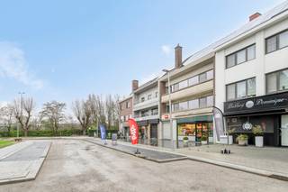 Bent u op zoek naar een veelzijdige eigendom in Kortrijk? Dit pand combineert een commercieel gelijkvloers met een kwalitatief...