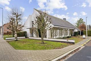 ZEER RUIME VILLA MET KARAKTER TE MENEN. Deze stijlvol ingerichte villa in Menen biedt een perfecte combinatie van hedendaagse comfort...