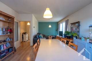 <p><span>Halfopen 3-slaapkamerappartement met garage en twee terrassen</span></p><p><span>Op de eerste verdieping van een verzorgd gebouw bevindt zich dit halfopen appartement, dat dankzij de ligging aan de buitenzijde geniet van een bijzonder aangename lichtinval. Het appartement is bereikbaar met de lift en combineert een praktische indeling met heel wat comfort.</span></p><p><span>De ruime leefruimte baadt in het natuurlijke licht en sluit aan op de keuken. Vanuit de keuken heeft u toegang tot een eerste, knus terras, ideaal voor een rustig ontbijt of een gezellig moment in de buitenlucht. De keuken is volledig uitgerust met onder meer een oven, microgolfoven, dubbele wastafel, gasvuur en vaatwasser. De centrale hal geeft toegang tot de verschillende ruimtes en beschikt over een apart toilet met handenwasser en een praktische berging met aansluiting voor de wasmachine.</span></p><p><span>Het appartement telt drie slaapkamers, waarvan twee ruime kamers en één kleinere kamer die ook perfect kan dienen als bureau, dressing of kinderkamer. De twee ruime slaapkamers geven rechtstreeks toegang tot het tweede terras, wat zorgt voor een extra aangename buitenruimte. De badkamer is uitgerust met een douche en wastafel.</span></p><p><span>Ook technisch beschikt het appartement over verschillende troeven. De verwarmingsketel werd vernieuwd, de elektrische installatie is conform en met een EPC-score C beschikt het appartement over een gunstige energiescore. Er zijn afzonderlijke meters voor water, gas en elektriciteit en het hoofddak van het gebouw werd reeds vernieuwd.</span></p><p><span>Verder beschikt het gebouw over een gemeenschappelijke fietsenberging, ideaal voor het veilig stallen van fietsen. Bij het appartement hoort bovendien een garagebox, deze kan aangekocht worden voor € 28.000. Deze biedt een praktische en veilige oplossing voor het parkeren van uw wagen en extra opslag.</span></p><p><span>Een ruim en lichtrijk appartement met drie slaapkamers, twee terrassen en garage, ideaal voor wie op zoek is naar comfortabel wonen met alle nodige voorzieningen.</span></p><p><span> </span></p><p><span>Plan je graag een bezoek? 03 645 0 645 (Jelle) | info@immomk.be - ook voor een correcte waardebepaling kan u bij ons terecht.</span><span> </span></p>