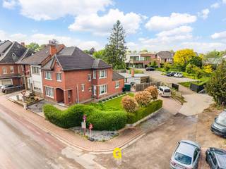 Langs de Oude Statiestraat ter hoogte van nummer 9 bevindt zich deze aantrekkelijk gerenoveerde halfopen woning, gelegen op een perceel van 4a 45ca.<br /><br />Op slechts enkele minuutjes wandelen of fietsen treft men het dorpsplein van deze bloeiende gemeente. Hier vindt men alles wat men dagelijks nodig heeft, zoals bakkers, de slager, gezellige eetzaakjes, apotheken, scholen en meerdere supermarkten. Op heden wordt volop gewerkt aan de herinrichting van het centrum met meer groen en open ruimte, hetgeen deze mooie dorpskern merkbaar zal opwaarderen. Het centrum van Bilzen ligt op slechts een viertal kilometer. Dankzij de nabijheid van de E313, op slechts anderhalve kilometer, zijn omliggende steden bovendien vlot bereikbaar.<br /><br />De woning onderging omstreeks 2016 een grondige renovatie en werd nadien door de huidige eigenaars verder met veel smaak afgewerkt en opgefrist. Daarbij werd veel aandacht besteed aan sfeer en uitstraling, met onder meer de mooie steenparket vloeren in visgraat, doorlopend van in de leefruimte tot in de keuken, de knappe glazen steellook deuren en schilderwerken. Het resultaat is een aantrekkelijke woning met een warme uitstraling en een aangename, praktische indeling. <br /><br />De koper zal hier onmiddellijk kunnen inhuizen, met nog mogelijkheden om op eigen tempo verder te optimaliseren zonder dat echt dringende werken aan de orde zijn.<br /><br />INDELING / OMSCHRIJVING<br />Gelijkvloers<br />-Inkomhal met gastentoilet en glazen steellook deuren naar leefruimte en keuken <br />-Gezellige leefruimte met pelletkachel, ingericht met zithoek en eetplaats <br />-Comfortabele leefkeuken met eiland en eethoek, uitgerust met oven, combi-oven, vaatwasser, kookplaat en dampkap <br />-Veranda aansluitend op de leefruimte, afgewerkt met een leuke vernieuwde tegelvloer <br />-Ruime praktische berging met voorzieningen voor wasplaats <br />Verdieping<br />-Nachthal <br />-Drie volwaardige slaapkamers, netjes opgefrist met vernieuwde laminaatvloeren en schilderwerken <br />-Badkamer <br />Zolder<br />-Bereikbaar via luik, met uitbreidingsmogelijkheden mits plaatsing van een vaste trap <br />Kelder<br />Buitenomgeving<br />-Ruim terras met tuinberging <br />-Verzorgde tuin <br />-Parkeerplaats voor minstens twee wagens <br /><br />Enkele technische kenmerken samengevat:<br />-EPC: 380 kWh/m² p.j. – label D – geen renovatieplicht, met efficiënte mogelijkheden tot een grondige verbetering, zonder dat dit dringend hoeft te zijn. Concrete toelichting hierover tijdens een vrijblijvend bezoek. <br />-Elektrische installatie conform, met bijhorend attest <br />- Asbestveilig<br /><br />Deze halfopen woning kan een interessant aanbod zijn voor wie op zoek is naar een aantrekkelijk gerenoveerde halfopen woning met een degelijke structuur, een aangename open en tegelijkertijd knusse indeling, smaakvol en fris afgewerkt, klaar om onmiddellijk te bewonen – gunstig, centraal gelegen vlak bij het centrum van een fijne gemoedelijke gemeente zoals Hoeselt.