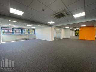 High-quality and bright commercial building for rent, comprising 1,016 m² of move-in ready office space and 214 m² of storage space, strategically located near the Brussels Ring (R0) in Wemmel.<br /><br />The building features a durable concrete structure with exterior walls in prefabricated silex panels and aluminium window frames with double insulating glazing. In addition, the roof was recently renewed with EPDM roofing. The property is equipped with air conditioning and gas central heating, ensuring optimal comfort throughout the year.<br />The offices are practically and neatly fitted out, with tiled flooring on the ground floor and fitted carpet on the first floor, combining comfort and functionality.<br /><br />The property also offers 23 private parking spaces.<br /><br />Thanks to its excellent location close to the R0 and E40 motorways, the building enjoys outstanding accessibility, making it ideal for companies that value a central location for both employees and clients.<br /><br />Do not hesitate to contact PANORAMA B2B for additional information, plans or a site visit on +32 477 09 00 09.