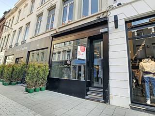 Handelspand te huur in het centrum van Kortrijk. Gelegen nabij de Lange Steenstraat, de K en de Grote Markt. Indeling:- Handelsgelijkvloers van...