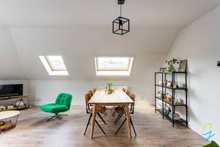 <p>TE KOOP – LEDEBERG</p>
<p>Wees welkom op onze bezoekdag 11/07 - Contacteer Bruno voor een afspraak of meer informatie via 0495 12 20 64</p>
<p>Gelegen in de Wazenaarstraat 1C te Ledeberg, bieden wij deze charmant gerenoveerde appartement aan, voorzien van alle modern comfort. Dankzij de uitstekende ligging op wandelafstand van zowel de Gentbrugse Meersen als Gent-centrum geniet u hier van een ideale combinatie van wooncomfort en bereikbaarheid. Het appartement ligt in de directe nabijheid van belangrijke uitvalswegen en openbaar vervoer. Praktische voorzieningen zoals een grootwarenhuis, slagerij, bakkerij, … bevinden zich op wandelafstand.</p>
<p>Het appartement is gelegen de derde verdieping. Via de inkomhal bereikt u een ruime slaapkamer, een moderne badkamer en de gezellige leefruimte. Daarnaast beschikt het over een aparte keuken met voldoende comfort en een berging/wasruimte.</p>
<p>Het pand maakt deel uit van een kleinschalig gebouw dat in 2020 volledig werd gerenoveerd. Dit resulteert in een gunstig EPC-label en bijzonder lage gemeenschappelijke kosten.</p>
<p>Wenst u graag een bezoek? Contacteer Bruno voor een afspraak of meer informatie via 0495 12 20 64</p>