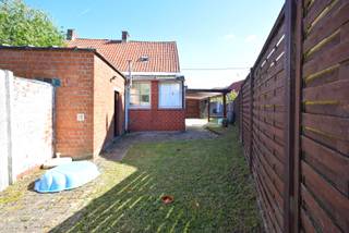 Bent u op zoek naar een betaalbare woning op een gunstige ligging? Dan is deze charmante halfopen bebouwing vlakbij het centrum van Roeselare zeker een bezoek waard.<br />De woning beschikt op het gelijkvloers over een gezellige woonkamer, een functionele keuken, een badkamer ingericht met douche en lavabo en een afzonderlijk toilet.<br />Op de eerste verdieping bevinden zich twee volwaardige slaapkamers.<br />Buiten geniet u van een aangename, onderhoudsvriendelijke tuin waar u in alle rust kunt ontspannen. Daarnaast is er een praktische buitenberging en een carport langs de zijkant van de woning, waardoor u steeds over een overdekte parkeerplaats beschikt. Voor de woning zijn bovendien voldoende parkeermogelijkheden aanwezig.<br />Dankzij de centrale ligging bevinden winkels, scholen, openbaar vervoer en het stadscentrum zich op korte afstand, waardoor deze woning een uitstekende keuze is voor starters, alleenstaanden, jonge gezinnen of investeerders.<br /><br />Troeven van deze woning:<br />•Halfopen bebouwing<br />•Centrale ligging nabij het centrum van Roeselare<br />•Gezellige woonkamer<br />•Twee slaapkamers<br />•Badkamer met douche<br />•Kleine, onderhoudsvriendelijke tuin<br />•Buitenberging<br />•Carport naast de woning<br />•Voldoende parkeergelegenheid voor de woning<br />•Ideale starterswoning of interessante investering<br /><br />Interesse? Contacteer ons vandaag nog voor meer informatie of een bezoek ter plaatse.