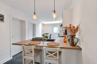Mooie woning met heel veel comfort, vier kamers, een mooie afwerking en ideale ligging.Welkom in deze prachtig gerenoveerde woning waar charme en...
