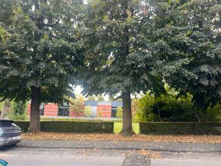 <p>Te koop in hartje Leuven – te renoveren woning met tuin, ruime garage en atelier van 50 m² recht tegenover een speelterrein met klein plein en parkje, het “Arthur De Greefplein”. <strong>Een unieke opportuniteit voor wie wonen en werken wil combineren!</strong></p>
<p>Via de inkomhal kom je in de woonkamer met eetplaats in 2 doorlopende plaatsen.<br />Een trap lager vind je de verdieping die gelijk loopt met de tuin, hier is momenteel de keuken, een berging, een wasplaats en dus toegang tot de tuin.Op de tussenverdieping is er een badkamer met ligbad, douche, lavabo en toilet.<br />Op de tweede verdiepingen bevinden zich twee slaapkamers en een overdekt balkon met zicht op het park aan de overkant van de straat!<br />De ruime zolderverdieping is bereikbaar met een vaste trap en heeft met geïsoleerd dak en biedt bovendien mogelijkheden voor verdere afwerking in extra slaapkamers.<br /><strong>Een absolute troef is het atelier/grote garage van maar liefst 50 m²</strong>, met een extra hoge toegangspoort, aansluitende opslagruimte en kelder met toegang tot de tuin. Deze ruimte is bijzonder interessant voor zelfstandigen, vakmensen of wie nood heeft aan een ruime werkplaats. <br />Mits de nodige vergunningen en een grondige renovatie kan ook een herbestemming tot woning worden verkregen.</p>
<p>Een veelzijdig pand met ruimte, karakter en mogelijkheden, ideaal voor wie op zoek is naar een woning met extra werkruimte op een centrale locatie in Leuven. Kindvriendelijke buurt!</p>