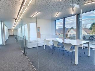 Le bureau privé fait partie du centre d'affaires 3koningen, où la réception, le hall d'entrée, la salle de réunion, la cuisine, les couloirs, le réseau, Internet, l'imprimante,... sont au service de l'ensemble du bâtiment.<br /><br />L'aspect artistique du bâtiment se poursuit également à l'intérieur par la présence d'œuvres d'art, de murs en verre, d'un éclairage innovant,...<br /><br />Situé à moins d'une minute de la route de liaison Roeselare-Bruges et à proximité de l'entrée et de la sortie de l'E403 (Torhout).<br /><br />Le prix mentionné comprend déjà les éléments suivants : taxe foncière, assurance, utilisation des installations communes telles que le réseau, la salle de réunion, le hall d'entrée, la cuisine,...<br /><br />De nombreuses places de parking sont disponibles.<br /><br />Vous recherchez un bien immobilier commercial composé d'un bureau à louer à Torhout ? N'hésitez pas à nous contacter au 051 21 22 23.
