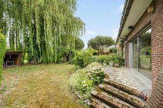In Herseaux, prachtige 4-gevelvilla met royale volumes!Gelegen op een schitterend perceel van 2.037 m², onderscheidt deze villa zich door haar ruime leefruimtes, aangelegde tuin met vijver en kwalitatieve afwerking. Daarnaast beschikt de woning over 32 zonnepanelen, een echte troef op energetisch vlak.Het gelijkvloers omvat een inkomhal, een grote lichtrijke leefruimte met gashaard, een uitgeruste keuken, een doucheruimte en bergruimtes.Op de verdieping: nachthal, 4 slaapkamers, waarvan één met dressing, complete badkamer met ligbad, inloopdouche, dubbele wastafel en apart toilet.Functionele kelder met wijnkelder, technische ruimte en opbergruimtes.Buiten geniet u van een afzonderlijke dubbele garage in de tuin, privatieve parkeerplaatsen en een aangename groene omgeving met vijver.Comfort: centrale verwarming op gas, airconditioning, dubbele beglazing, elektrische rolluiken, alarmsysteem, regenwaterput en gemotoriseerde garagepoorten.Bewoonbare oppervlakte: 289 m²Perceeloppervlakte: 2.037 m²EPC: B — 150 kWh/m²/jaar