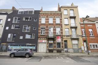 Investment property to renovate for sale in Anderlecht, consisting of one apartment (81 m²), one duplex apartment (129 m²) and office spaces on...