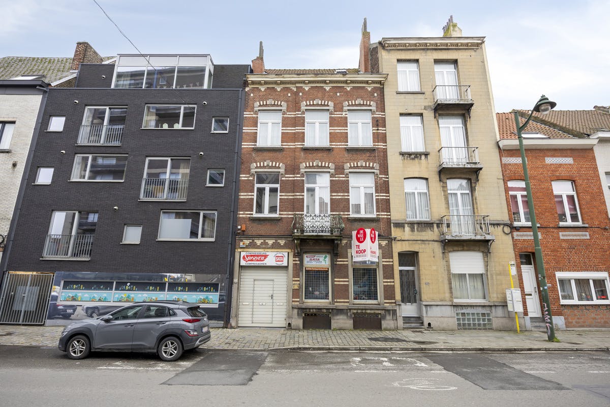 Investment property with renovation potential in Anderlecht - photo 1