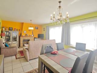 Voor de investeerders is dit een mooie kans als project. Dit gebouw is voorzien van 5 garages, 2 appartementen en mits plaatsen van een vaste trap...