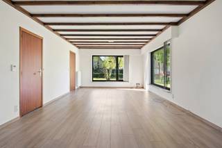 Deze laagbouwwoning is gelegen op een mooi perceel op een rustige en centrale locatie in Kalmthout.We betreden de woning in de inkom, met aansluitend...