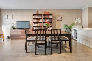 GELIJKVLOERS APPARTEMENT MET VRIJ GROTE TUIN EN CAR PORThal, living met zicht op plein moderne ingerichte keuken met eiland, ruime berging, aparte...