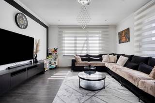 <p>Cette spacieuse maison d'une surface habitable de 183 m² et comprenant quatre chambres bénéficie d'un emplacement idéal et offre un agencement confortable pour toute la famille. On accède à la maison par un vaste hall d'entrée, qui donne également accès à la cave. Au rez-de-chaussée se trouvent une première salle de bains, équipée d'une douche, de toilettes et d'un meuble-lavabo, ainsi qu'un espace de vie lumineux qui s'ouvre directement sur la cuisine ouverte et entièrement équipée. Celle-ci est équipée d’un lave-vaisselle, d’un four, d’un réfrigérateur, d’une plaque de cuisson et de nombreux placards intégrés.</p><p>Au premier étage, vous trouverez deux chambres spacieuses et une deuxième salle de bains, équipée d’une baignoire, de toilettes, d’un meuble-lavabo double et de branchements pour une machine à laver et un sèche-linge. Le deuxième étage dispose de deux chambres supplémentaires, ce qui porte à quatre le nombre total de chambres à part entière dans cette maison. À l'arrière de la maison se trouve une agréable cour orientée à l'est, accessible directement depuis la cuisine. Vous pourrez y profiter en toute tranquillité du soleil du matin et de l'après-midi.</p><p>En résumé, une maison familiale étonnamment spacieuse et prête à emménager, bénéficiant d’un emplacement exceptionnel, avec tout le confort et l’espace que vous recherchez.</p><p>En prime : <br />- Panneaux solaires !<br />- Volets roulants électriques dans le salon. <br />- PEP 138 kWh/m² par an (Note B -> AUCUNE obligation de rénovation !)<br />- Évaluation de la gestion de l'eau : note C pour la parcelle, note C pour le bâtiment. <br />- Informations urbanistiques en cours de demande, registre des mesures en cours de demande</p><p>À proximité d'une école, de commerces, de l'autoroute, des transports en commun, etc. Pour plus d'informations, rendez-vous sur www.coenenvastgoed.be ou appelez le 03/375.82.92.<br /> </p>
