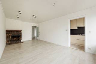 Kom binnen in dit aangename gelijkvloerse appartement, rustig gelegen nabij alle voorzieningen (winkels, scholen en openbaar vervoer)! Dankzij de vlotte verbinding naar de A12 en de haven van Antwerpen woon je hier bovendien bijzonder centraal.
INDELING
Het appartement omvat een inkomhal met ingemaakte kast en een apart toilet, een lichtrijke leefruimte, een recente keuken met toestellen (kookplaat, koelkast, diepvries, oven, spoelbak), twee slaapkamers plus een extra kamer die perfect dienst kan doen als bureau of dressing, en een douchekamer met aansluiting voor een wasmachine. De tuin met vijver vormt de ideale plek om heerlijk tot rust te komen.
Achter het gebouw bevindt zich een garagebox voor een kleine wagen, maar ook handig voor het plaatsen van fietsen, een moto, een oldtimer, een aanhangwagen, of gewoon als extra opbergruimte!
PLUSPUNTEN
- Gelijkvloers appartement
- Recente keuken (2018)
- Recent PVC buitenschrijnwerk met dubbele beglazing (2018)
- Tuin met vijver
- Automatische zonnetent
- Garagebox inclusief in de prijs!
- EPC label B: geen renovatieverplichting
- Elektriciteit moet nog gekeurd worden maar is waarschijnlijk conform
- Asbestveilig
- Individuele nutsvoorzieningen
- Lage maandelijkse kosten: 45€ per maand, inclusief individueel waterverbruik)
Wenst u meer informatie of een afspraak voor een bezichtiging? Contacteer me gerust op 0477 349 279 of via info@tensenvastgoed.be.